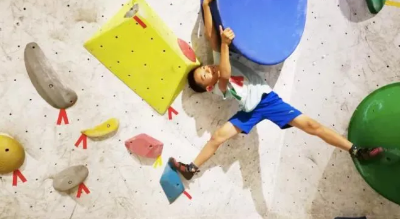 爍石攀巖入駐鞍勤商業(yè)，讓娃盡情飛檐走壁，刺激