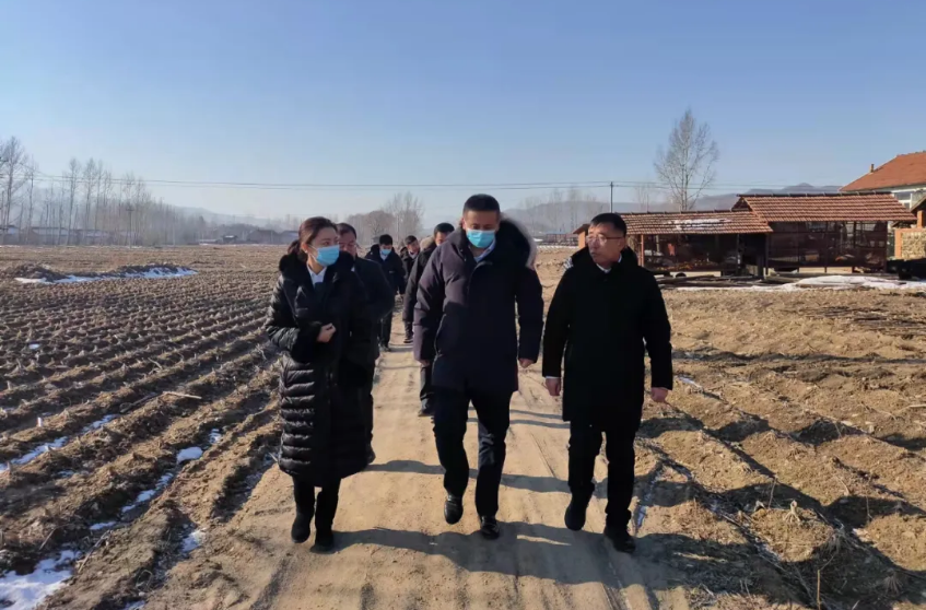 踐行國企擔(dān)當(dāng)，助力鄉(xiāng)村振興--鞍勤集團(tuán)、溫泉集團(tuán)前往駐村工作隊(duì)走訪慰問