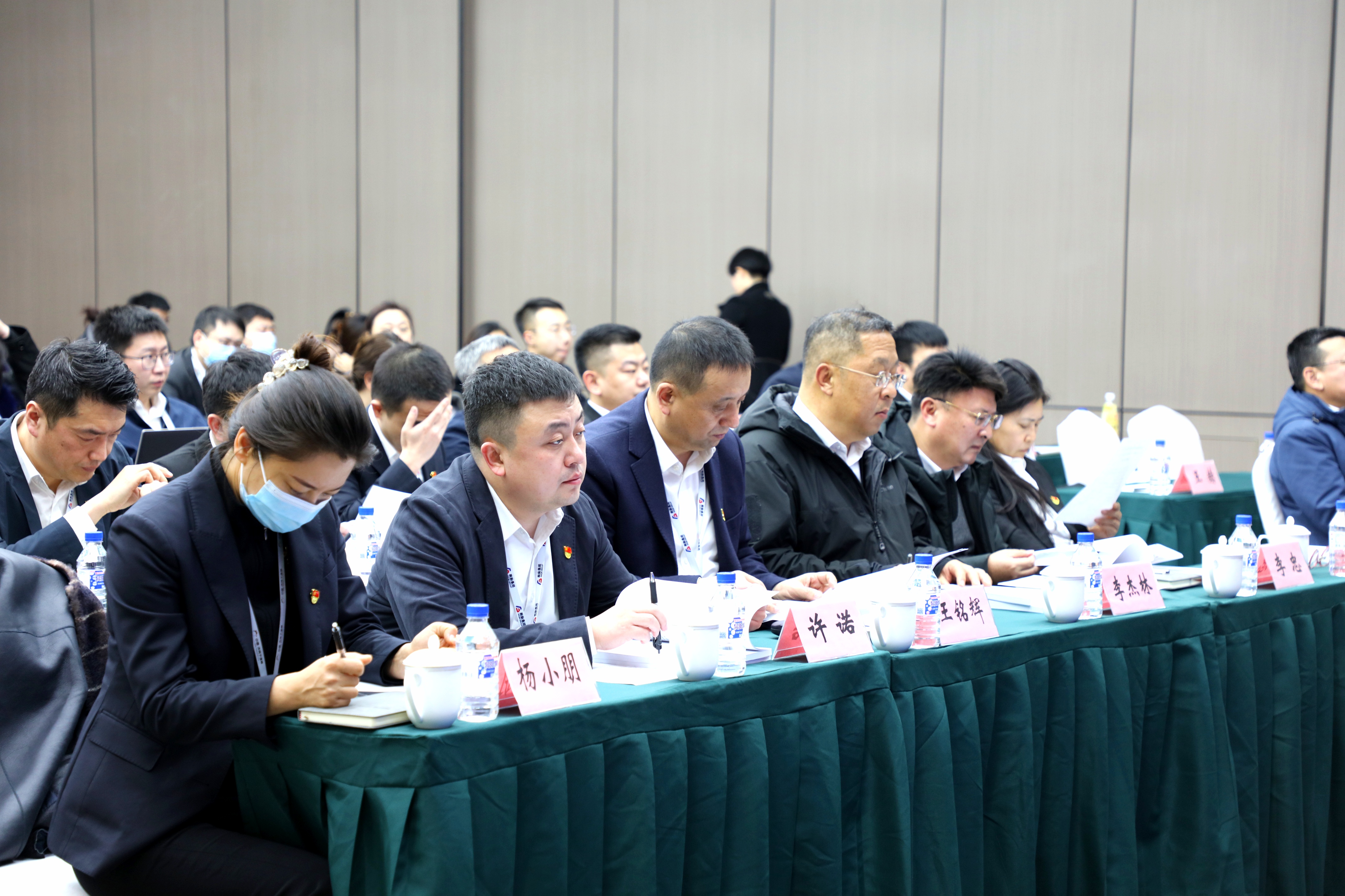 集團(tuán)舉行機(jī)關(guān)中層干部、借調(diào)和駐村干部2022年度述職測評會議