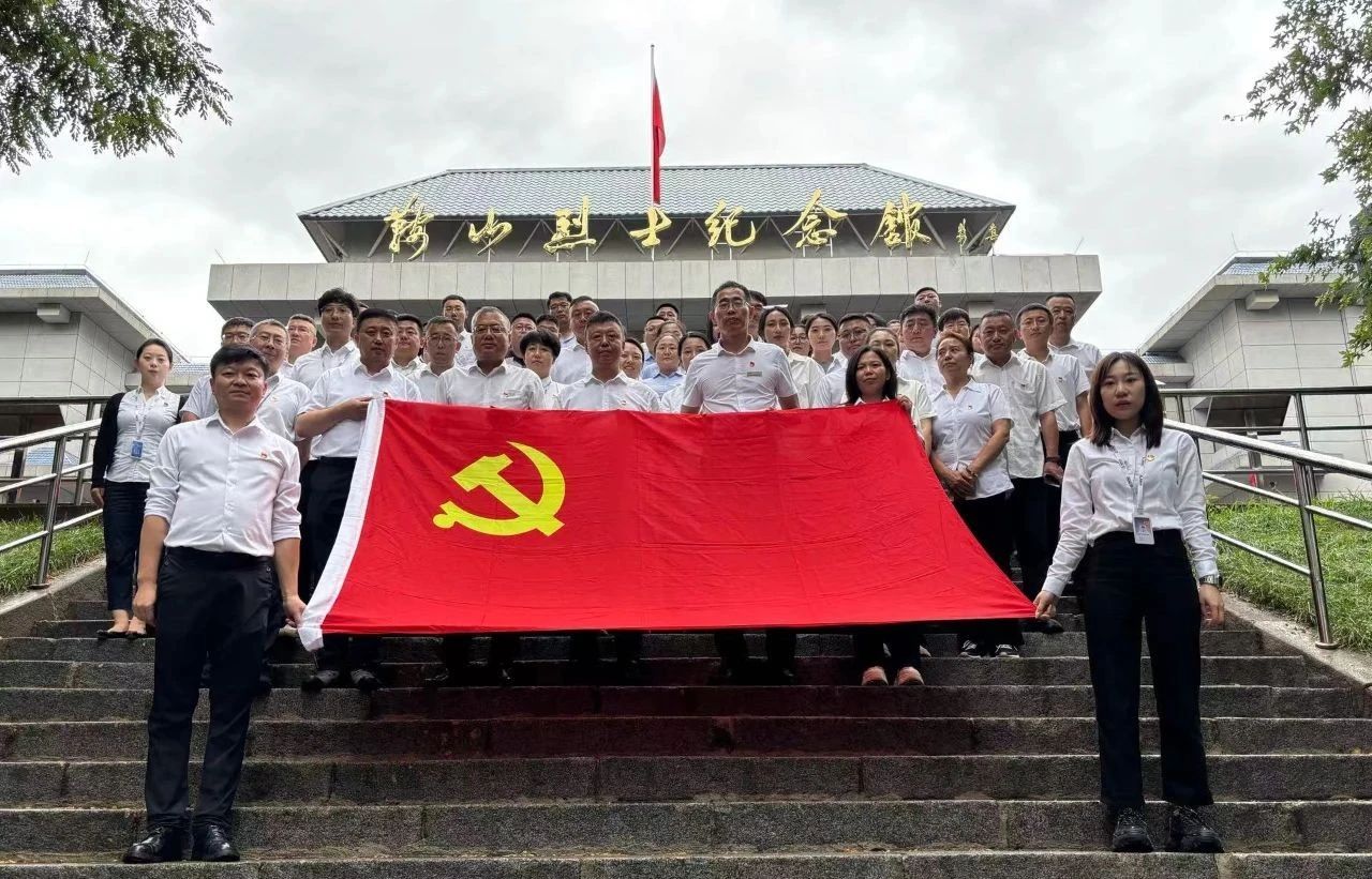 鞍勤集團(tuán)、公服集團(tuán)開(kāi)展“憶初心、強(qiáng)黨性、轉(zhuǎn)作風(fēng)、建新功”慶“七·一”主題黨日活動(dòng)